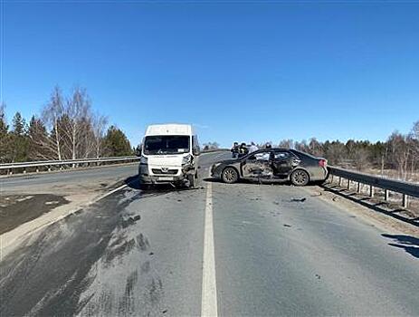 Четыре человека пострадали при столкновении легковушки и микроавтобуса под Самарой