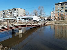 Пешеходный мост провалился в реку в Кокшетау