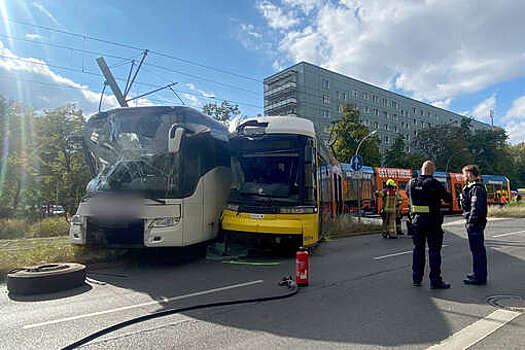 Bild: при столкновении автобуса и трамвая в центре Берлина пострадали люди