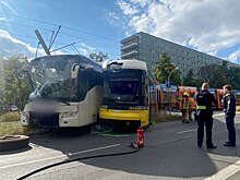 Bild: при столкновении автобуса и трамвая в центре Берлина пострадали люди