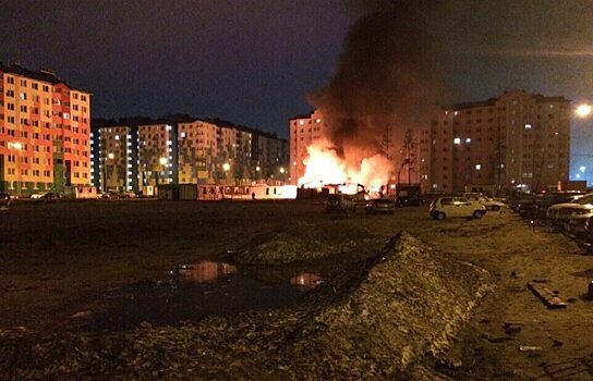 В Ноябрьске ночью рядом с новостройками вспыхнули бытовки строителей