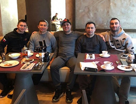 Головкин и Гассиев пообедали вместе, Усик получил диплом, а Жустино покормила львов — соцсети