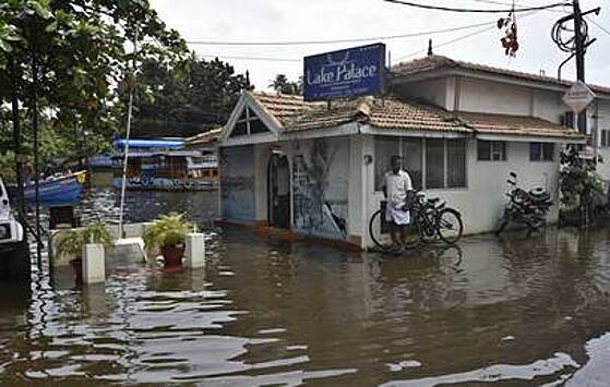 Число жертв наводнений в Индии превысило 400 человек