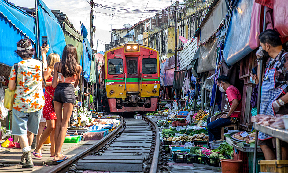 Азия славится своими уникальными речными рынками. В Таиланде местные жители пошли еще дальше и организовали торговлю прямо на пути следования поезда на железнодорожной станции Меклонг