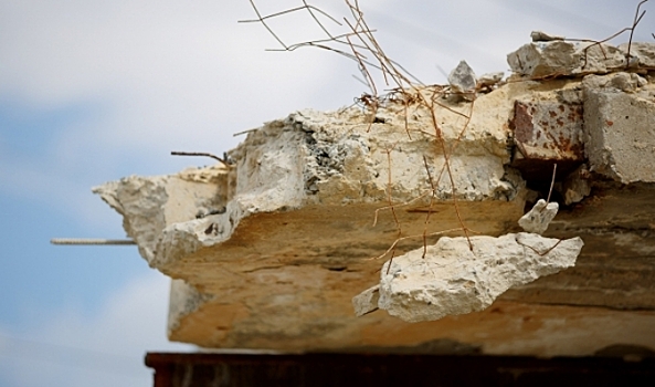 Власти потребовали от уральцев снести дом за свой счёт