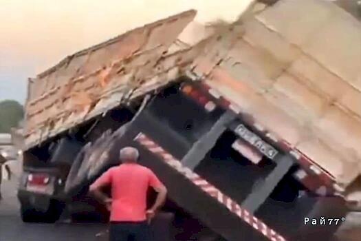 Любопытный водитель чудом увернулся от опрокинувшегося грузовика