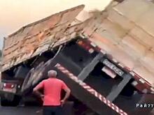 Любопытный водитель чудом увернулся от опрокинувшегося грузовика