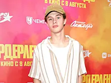 16-летний актер Леон Кемстач сообщил, что готовит музыкальный альбом к осени