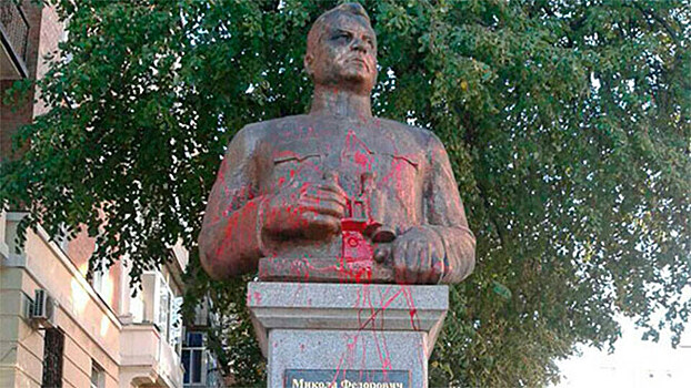 Памятник генералу Ватутину вновь осквернили в Полтаве