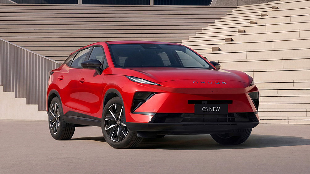 Ещё один популярный на российском рынке кроссовер ждёт модернизация. Анонсирован обновлённый вариант модели Omoda C5, которая серьёзно поменяется внешне, обретёт улучшенный салон и получит ряд технических изменений.  Детальной информации о том, как поменяются агрегаты, пока нет. Как нет и изображений интерьера новинки. Зато рассекречен облик нового Omoda C5. Экстерьер кроссовера будет выполнен в стиле более крупного флагманского кроссовера Omoda C7.