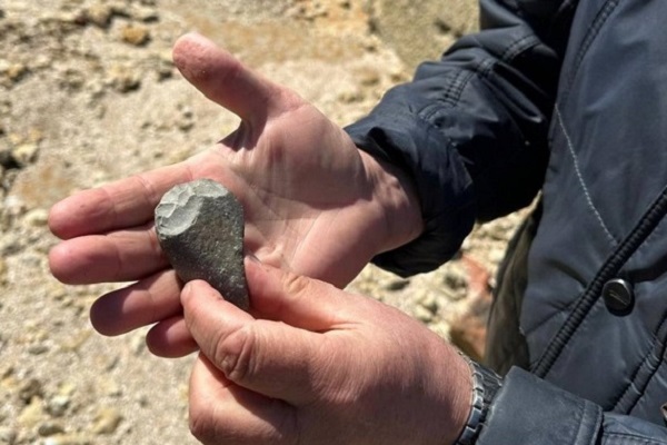 Археологи обнаружили редкое галечное орудие эпохи нижнего палеолита