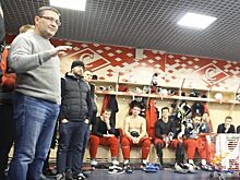 Болельщики ХК «Спартак» нецензурно поговорили с игроками в раздевалке