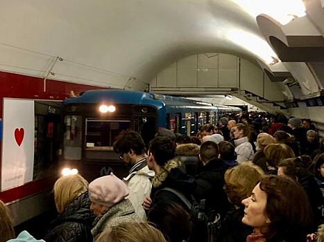 Пятничное утро в петербургском метрополитене началось с неисправного светофора и задержки поездов