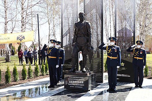 В Мордовии открыли памятник Михаилу Девятаеву