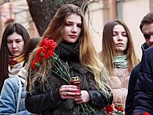 На девятый день после пожара в «Зимней вишне» кемеровчане приходят к мемориалу почтить память погибших