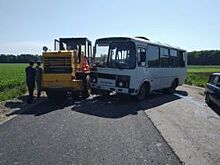 В КЧР автобус столкнулся с дорожным катком, два человека попали в больницу