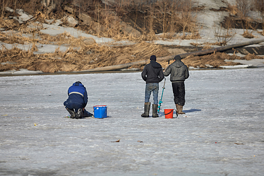 Мужчина утонул в ледяной воде во время рыбалки в Ростовской области