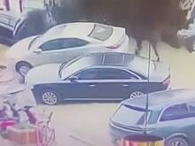 Ребенок перевернул автомобиль зажженной петардой