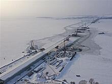 Вдоль линии строительства Климовского моста на Волге пробит лед