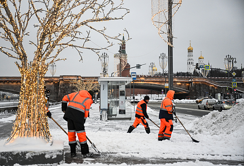 Уборка снега на Москворецкой набережной в Москве