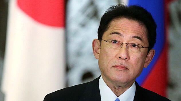 Премьера Японии пристыдили за подарки Зеленскому