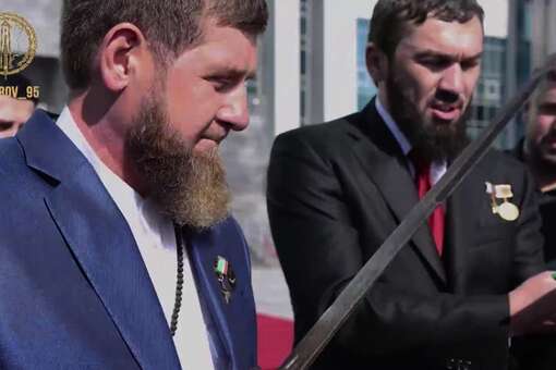 Магомед Даудов передал Кадырову меч имама Северного Кавказа Шейха Мансура