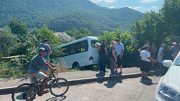 В ДТП с автобусом в Сочи пострадали 12 человек