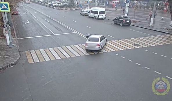 В центре Волгограда иномарка сбила девушку на пешеходном переходе