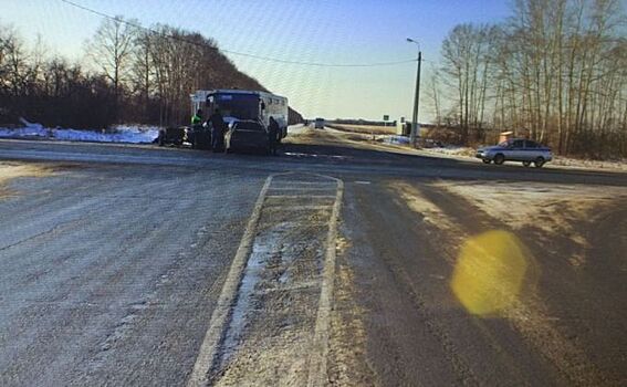 ВАЗ-21053 отбросило на автобус: погибла 20-летняя девушка