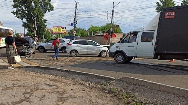 Из-за лобового столкновения на углу Блюхера и Ленина образовалась пробка