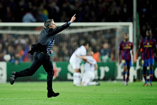 Фото: офсайдная линия в момент отменённого победного гола Мхитаряна в матче с «Барселоной»