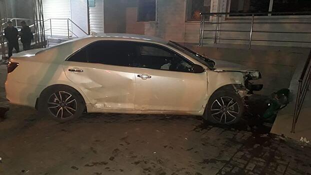 Этой ночью в Трусовском районе иномарку отбросило на дом