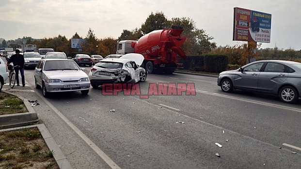 В Анапе в жестком ДТП с тремя авто пострадали два человека