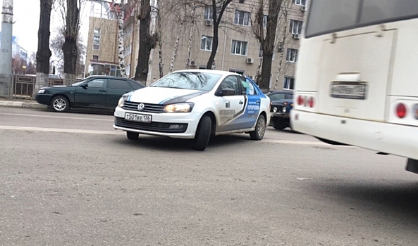 В Воронеже машина фотоконтроля платных парковок развернулась через две сплошные