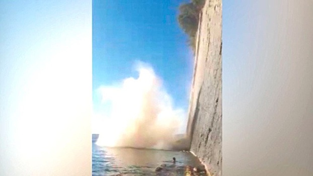 Под Туапсе камнепад едва не погубил купающихся туристов: видео