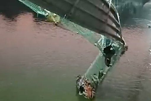 NDTV: более 100 человек остаются в водах реки в Индии после обрушения моста