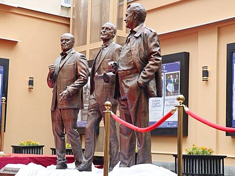 В Москве установили памятник артистам Лановому, Этушу и Яковлеву