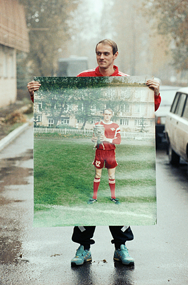Легенда клуба Виктор Онопко со своим портретом, 1993 год