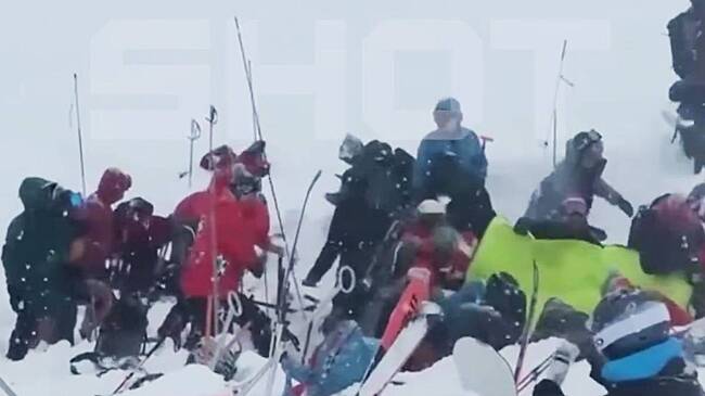 Снежная лавина обрушилась на группу российских туристов