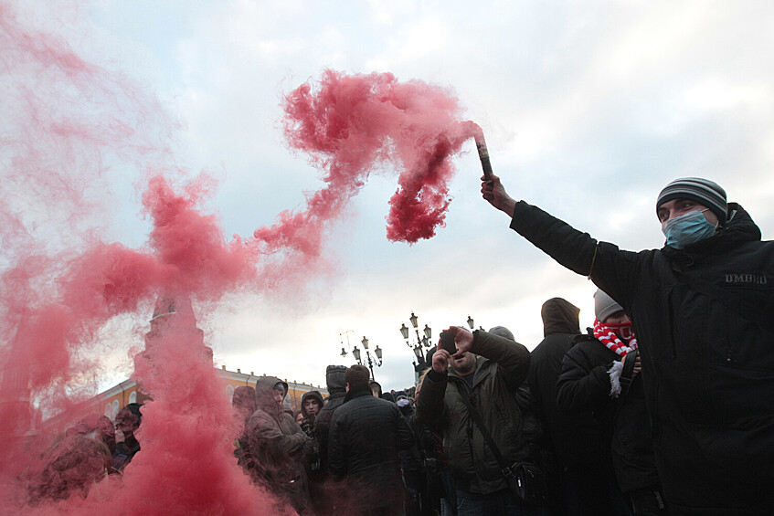 Участники акции в память об убитом фанате «Спартака» Егоре Свиридове на Манежной площади, 11 декабря 2010 года