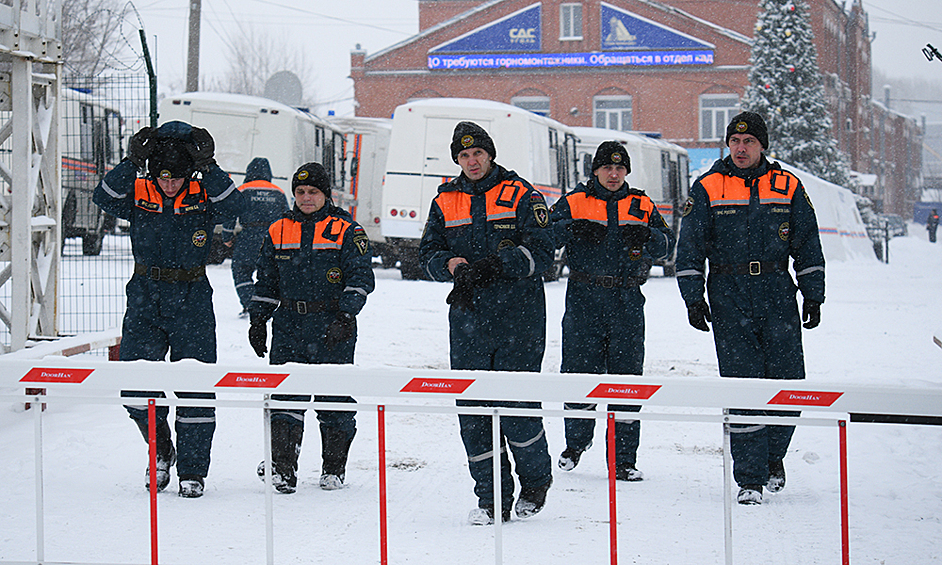 Сотрудники МЧС РФ возле шахты Листвяжная в городе Белово, где утром произошло задымление.