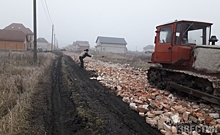 Курская область. Жители Кукуевки не дождались асфальт и строят дороги из битого кирпича