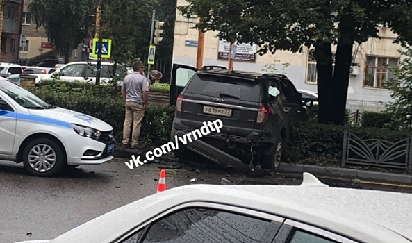 В центре Воронежа после ДТП иномарка сбила на тротуаре женщину