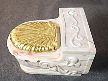 Унитаз Фрэнка Синатры с позолоченным стульчаком уйдёт с молотка