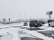 Ростовские водители пожаловались на засыпанные снегом платные парковки Платова