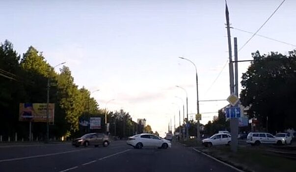 «Лихой разворот»: маневр едва не завершился массовым ДТП