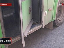 В дверях автобуса в Екатеринбурге зажало женщину с ребенком