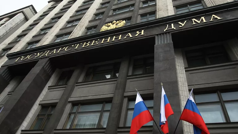 Госдума приняла закон об аресте имущества нарушителей-релокантов