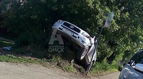 В Омске автомобиль Тойота взлетел и повис на колодце