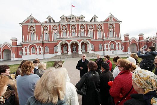 Экскурсию в Петровский путевой дворец организуют для жителей Тверского района